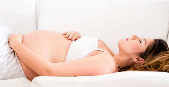 La mejor posición para dormir en el embarazo